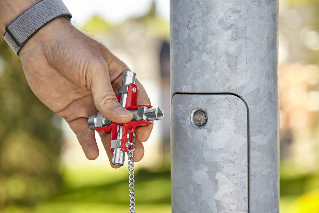 Universalnyckel med 9 funktioner och karbinhake