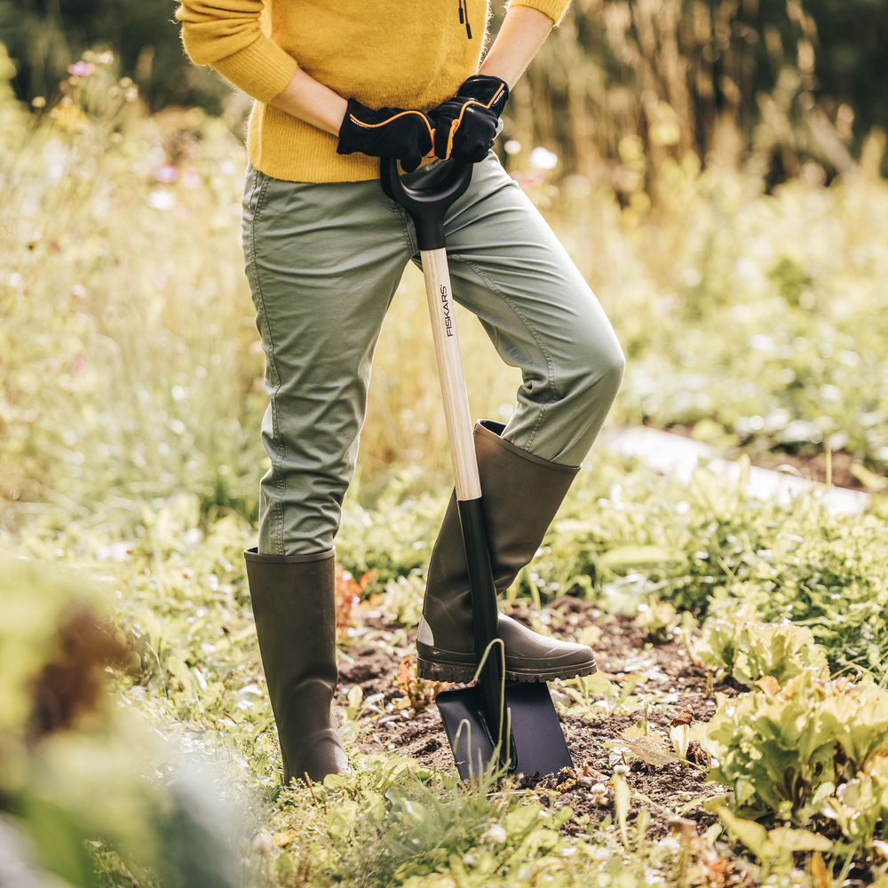 Fiskars Spade Solid™ spetsig trä FSC
